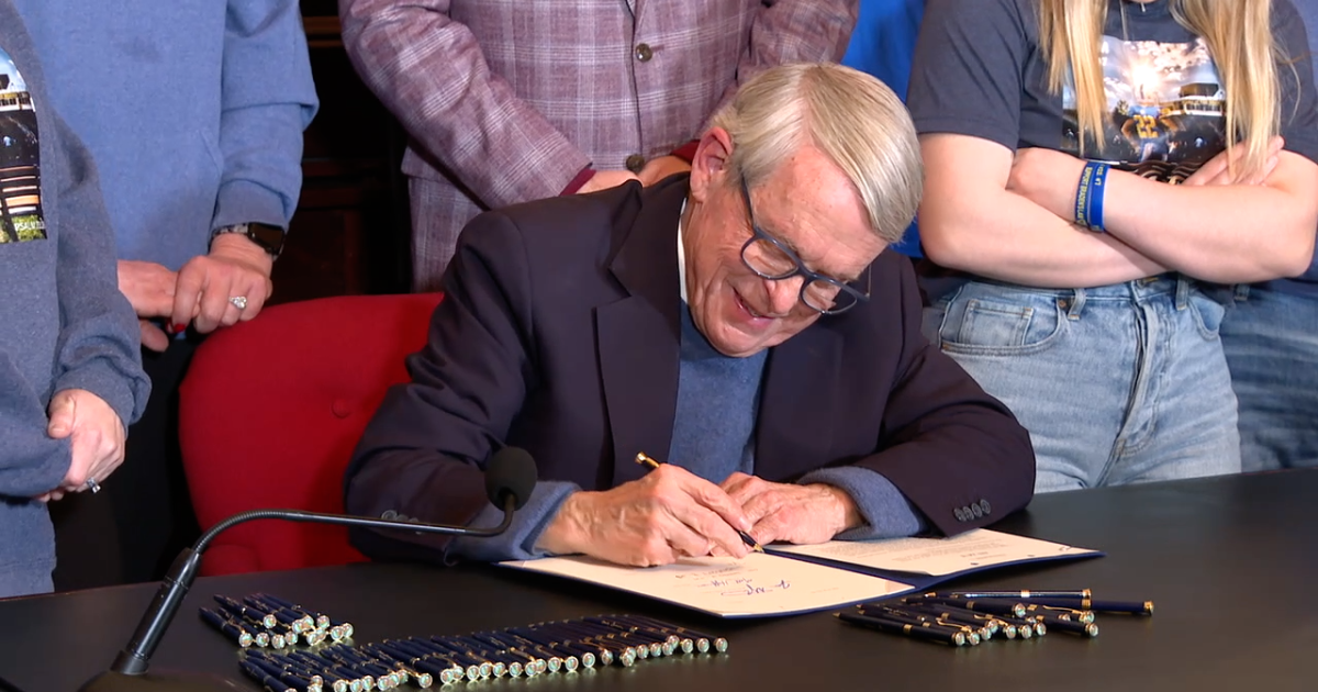 El gobernador de Ohio, Mike Dewine, firma el presupuesto que da $ 600 millones a Cleveland Browns