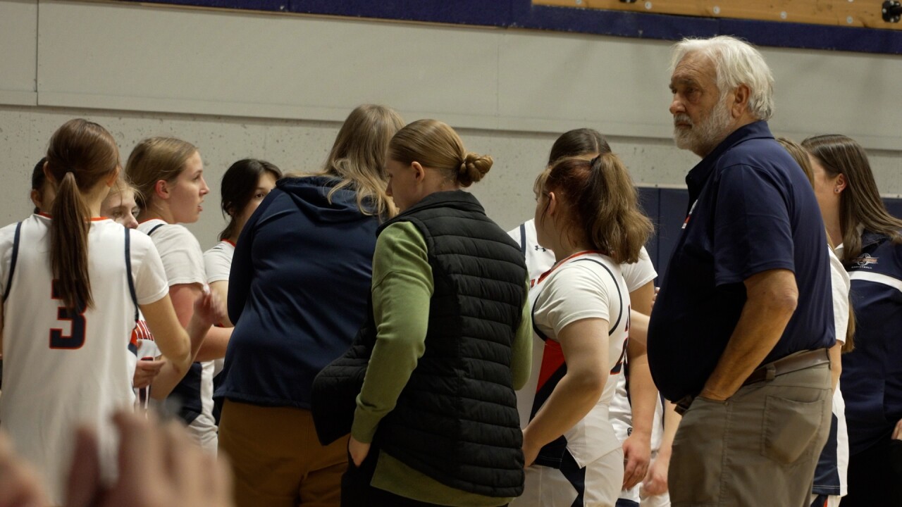 HCS Basketvall vs Lincoln Team Huddle