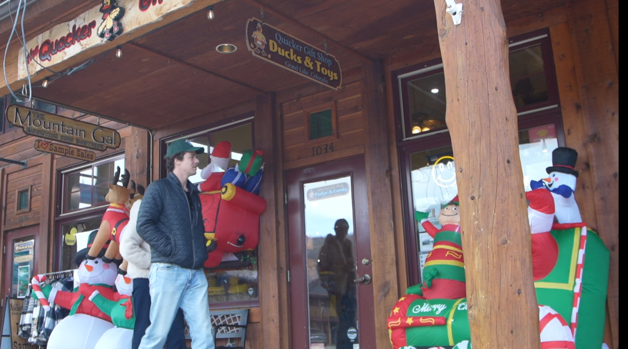 Tourists walking into the Quacker Gift Shop on Grand Avenue in Grand Lake.