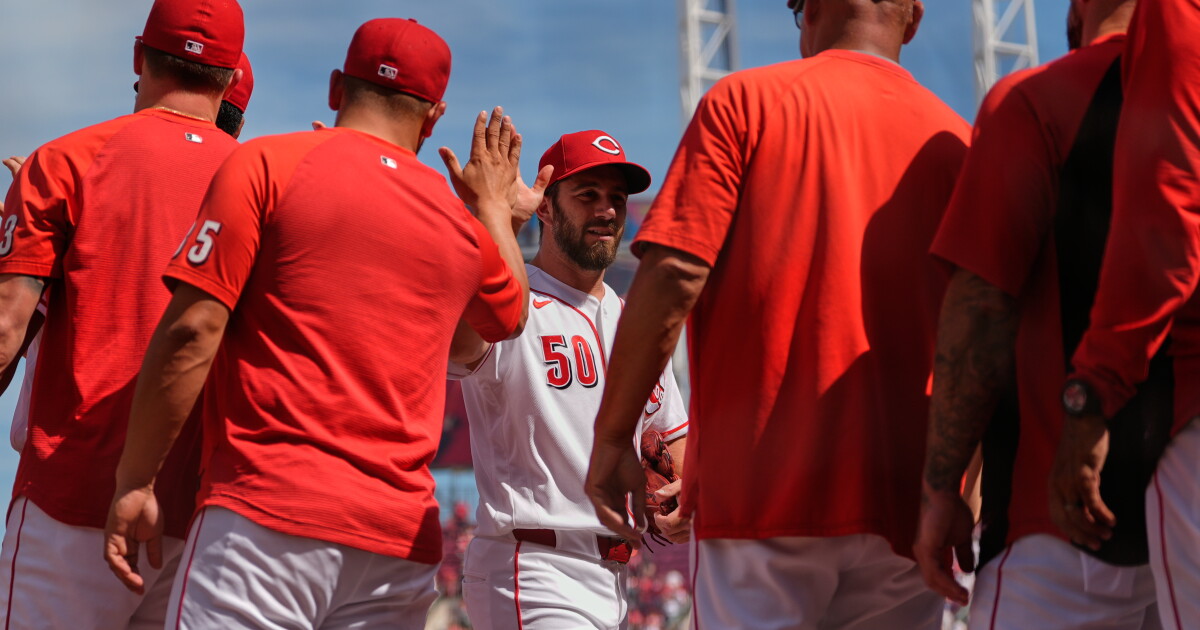 Eugenio Suárez homers, Reds overcome loss of Elly De La Cruz to hold off Braves 6-4