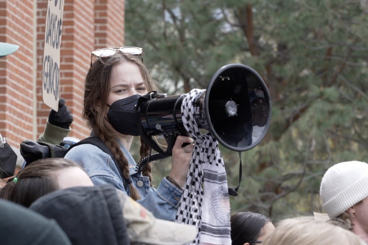 UM PROTEST MEGA PHONE