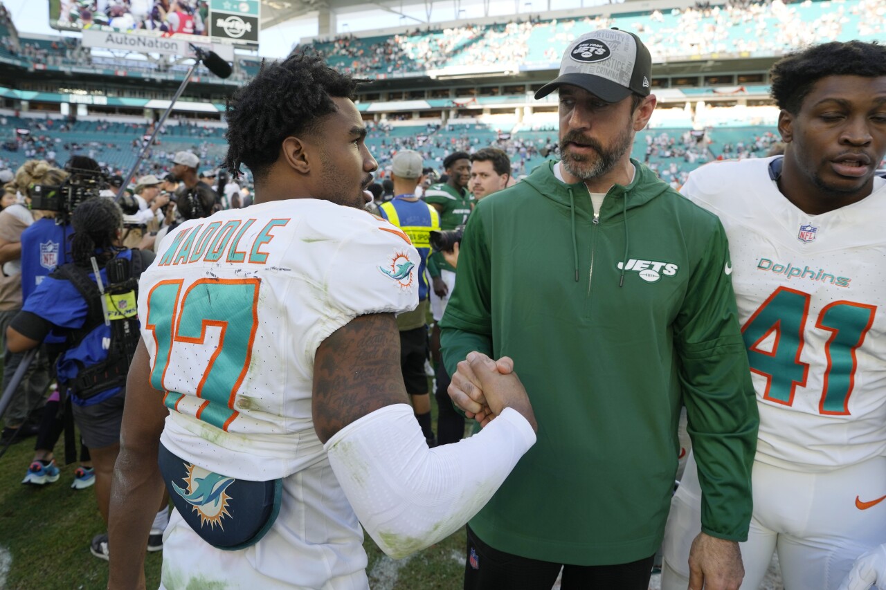 New York Jets QB Aaron Rodgers shakes hands with Miami Dolphins receiver Jaylen Waddle after game, Dec. 17, 2023