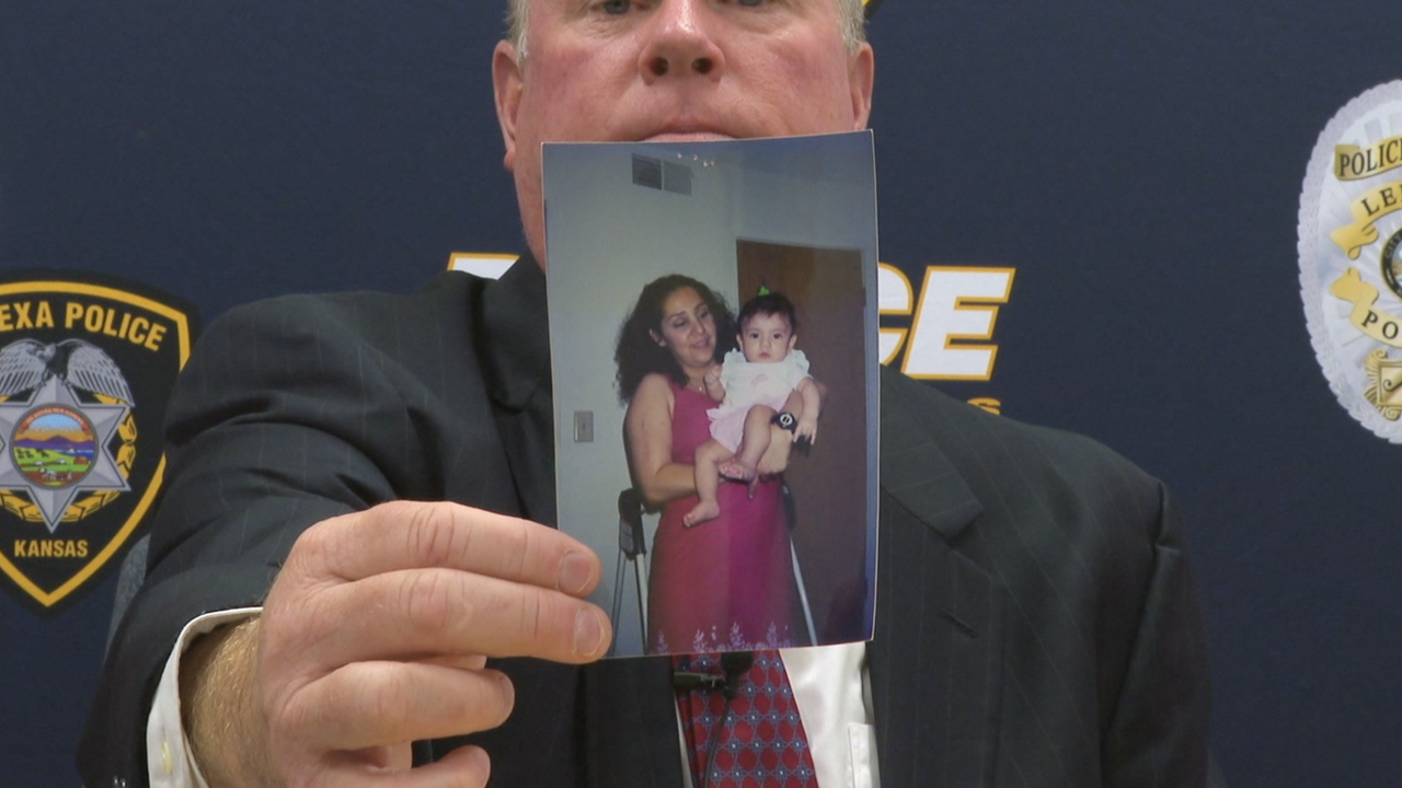 Lenexa detective James Rader, who spent years tracking murderer Angel Herrera, holds picture of Herrera's victim, Maria Rojas  
