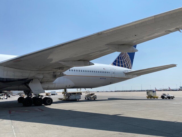 United Boeing 777 exterior