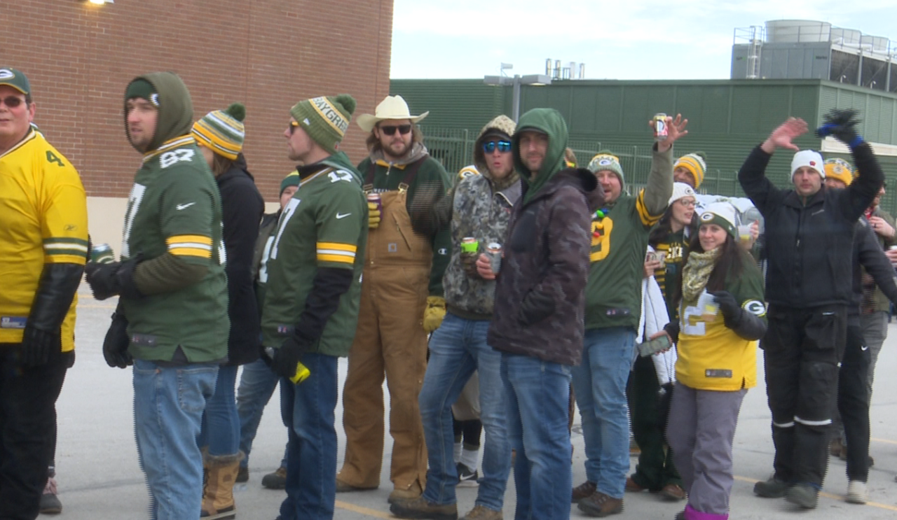 Packers vs. Browns: Fans celebrate Christmas at Lambeau Field