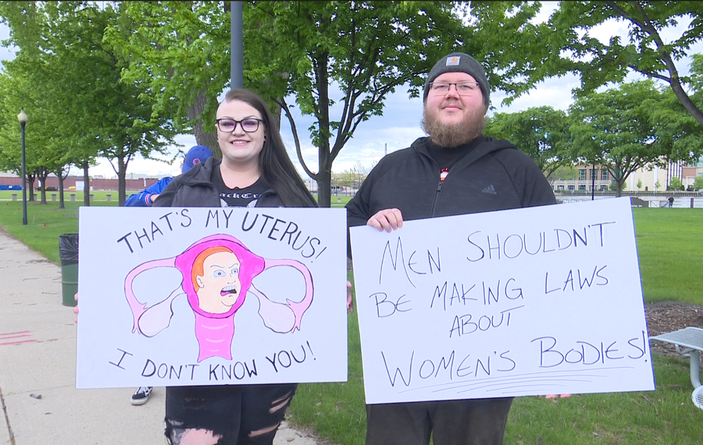 Roe V. Wade: Green Bay protestors rally for abortion rights