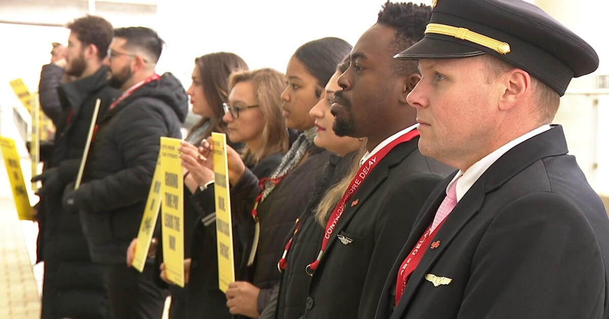United Airlines employees picket at DIA over flight attendant contract delays - Vimarsana News