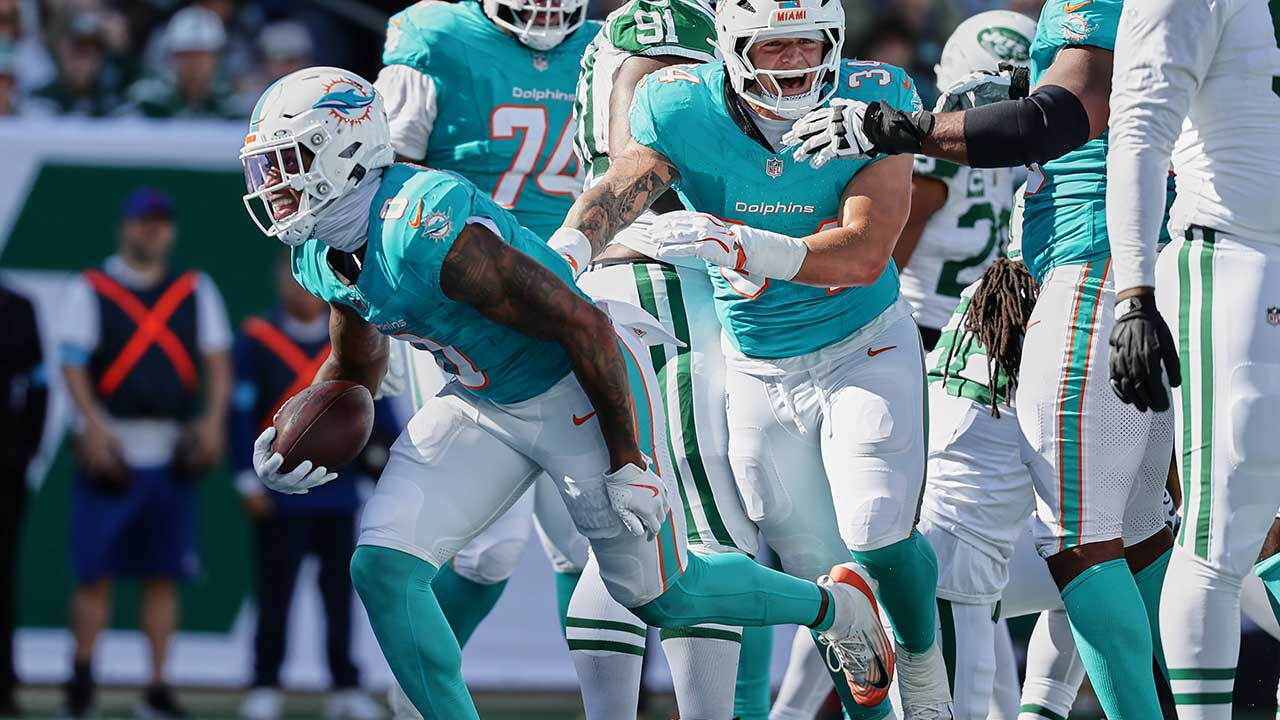 Miami Dolphins running back Ollie Gordon II, left, carries in for a touchdown in the first half of an NFL football game against the New York Jets in East Rutherford, N.J., Sunday, Oct. 25, 2026. (AP Photo/Adam Hunger)
