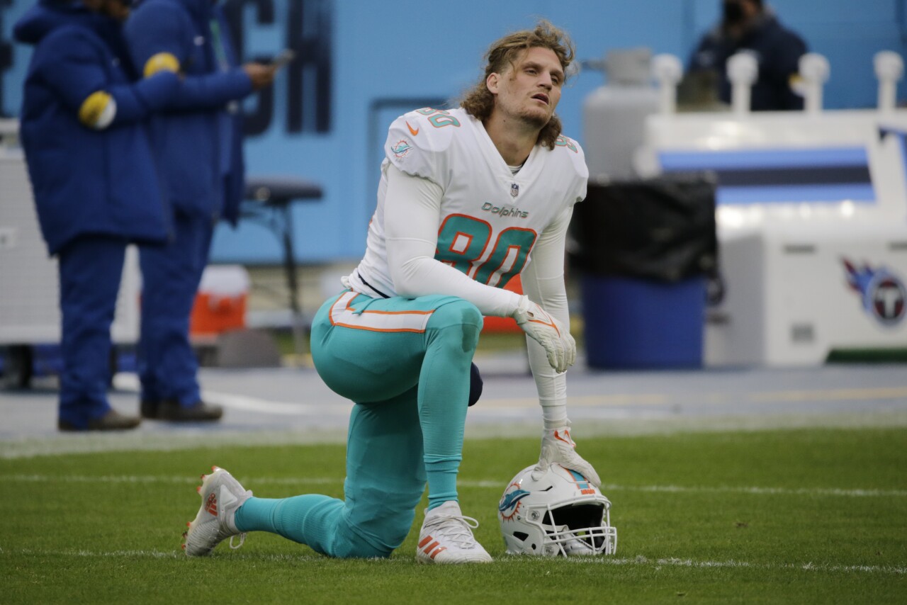 Miami Dolphins tight end Adam Shaheen kneeling before game against Tennessee Titans, Jan. 2, 2022
