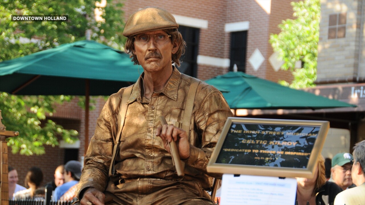 STREET PERFORMER.jpg