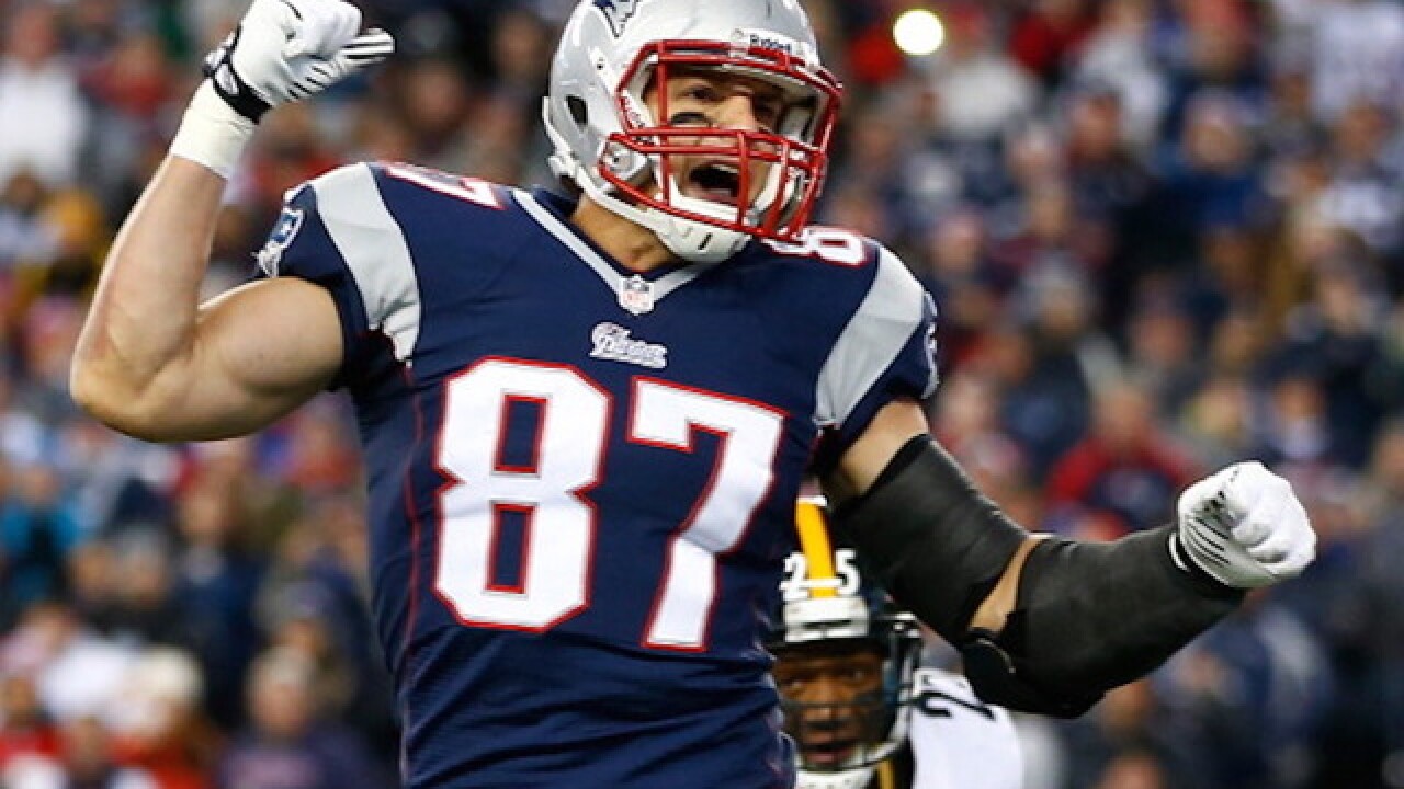 East Rutherford, New Jersey, USA. 25th Nov, 2018. New England Patriots  tight end Rob Gronkowski (87) taking a water break during a NFL game  between the New England Patriots and the New