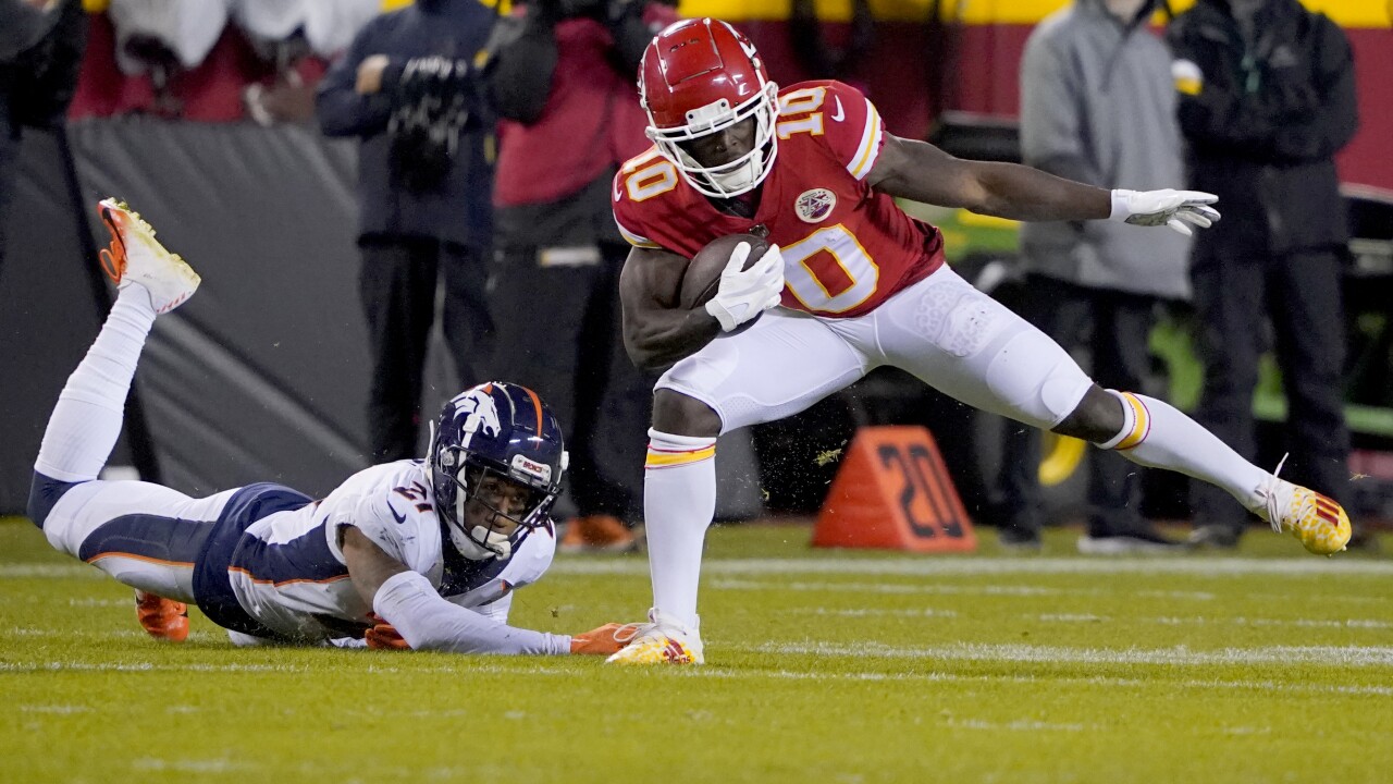 Broncos Chiefs Football