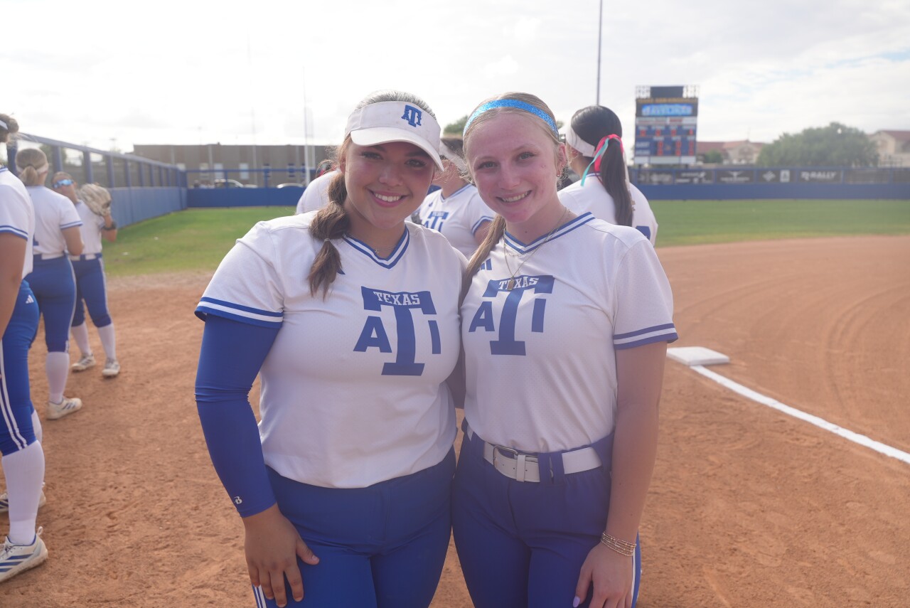 Javelinas Alaunah Almaraz and Megan Geyer