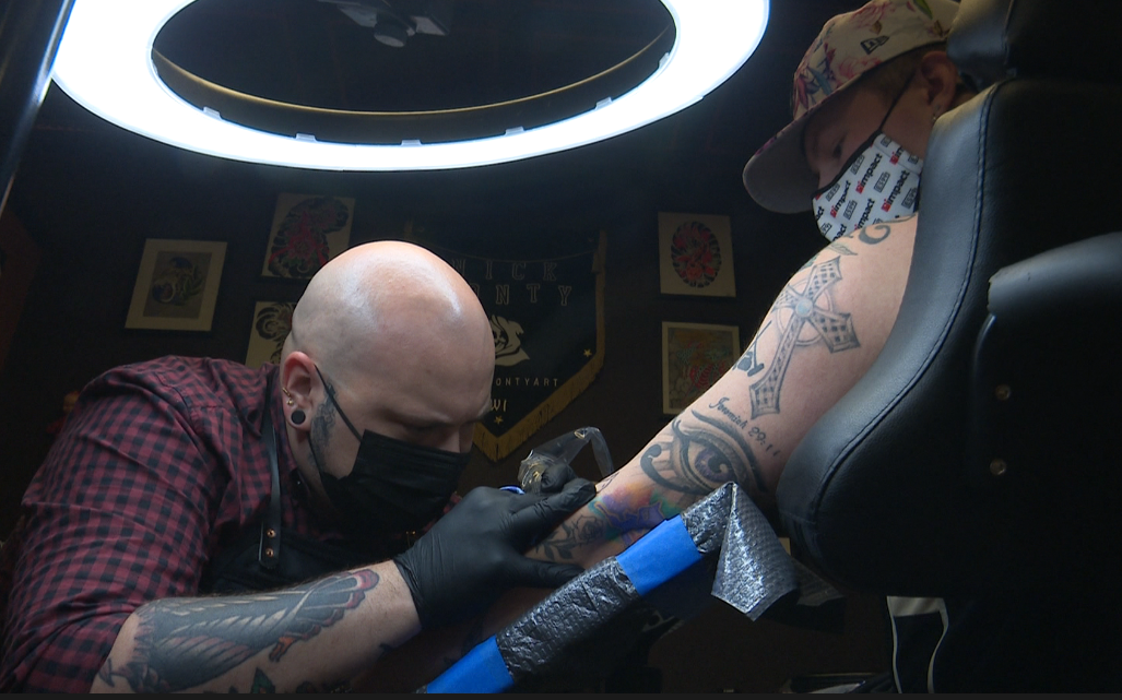 De Pere man gets 'Bucks in Six' tattoo to celebrate the NBA Championship