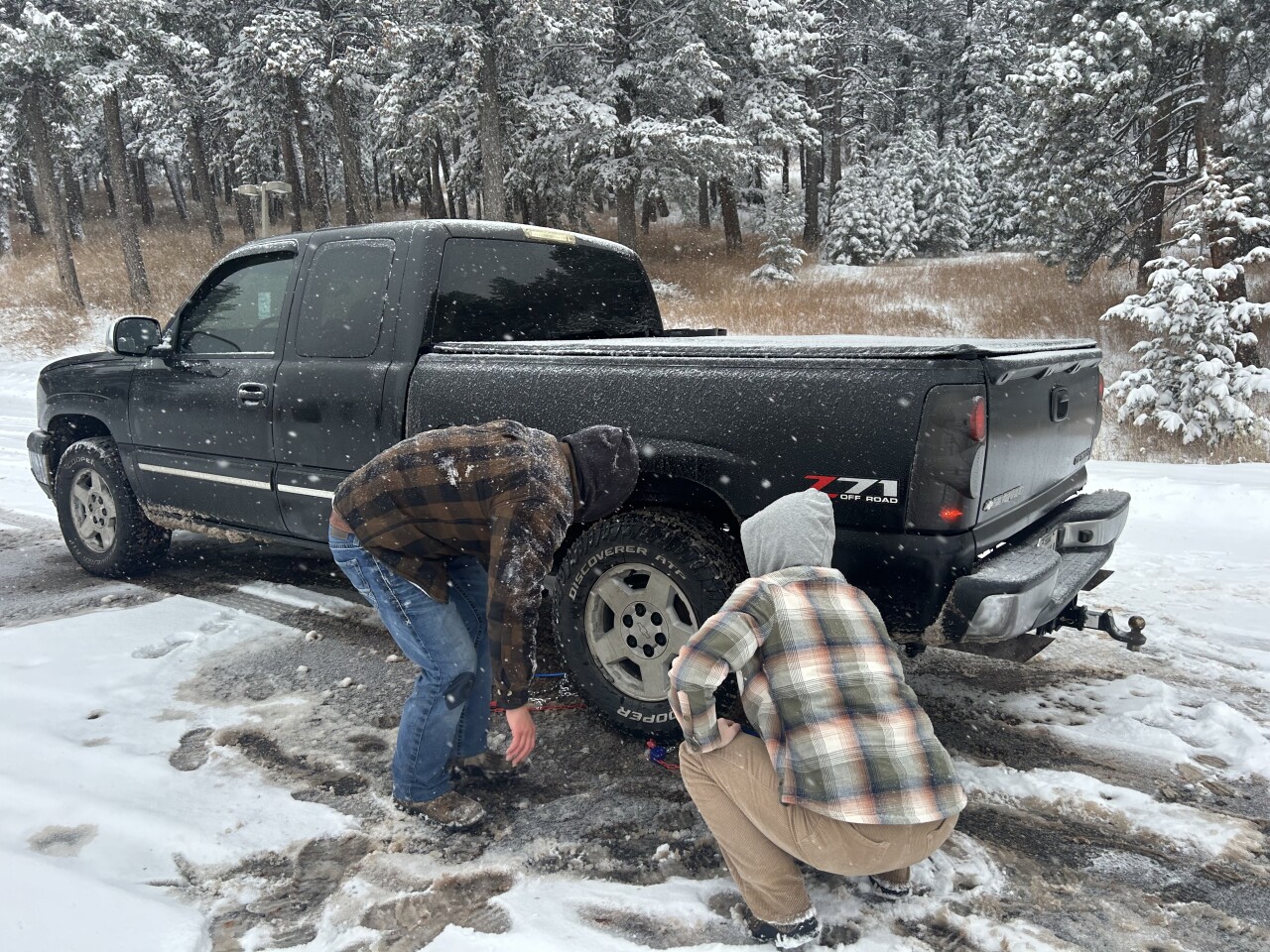 Colorado drivers struggle with chaining up along I-70 during winter storms, despite a new law meant to help.jpeg