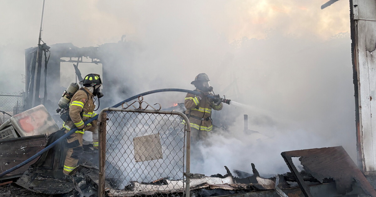 Fire crews battle manufactured home blaze in Sahuarita