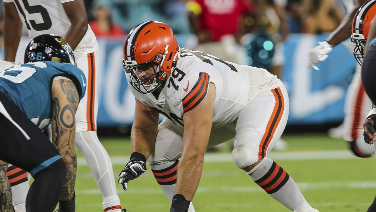 Browns waive 2 players after recent signings