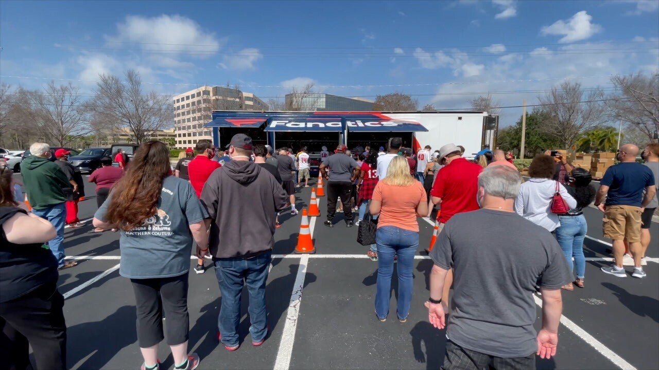 super bowl lv-fans-bucs-gear-merch