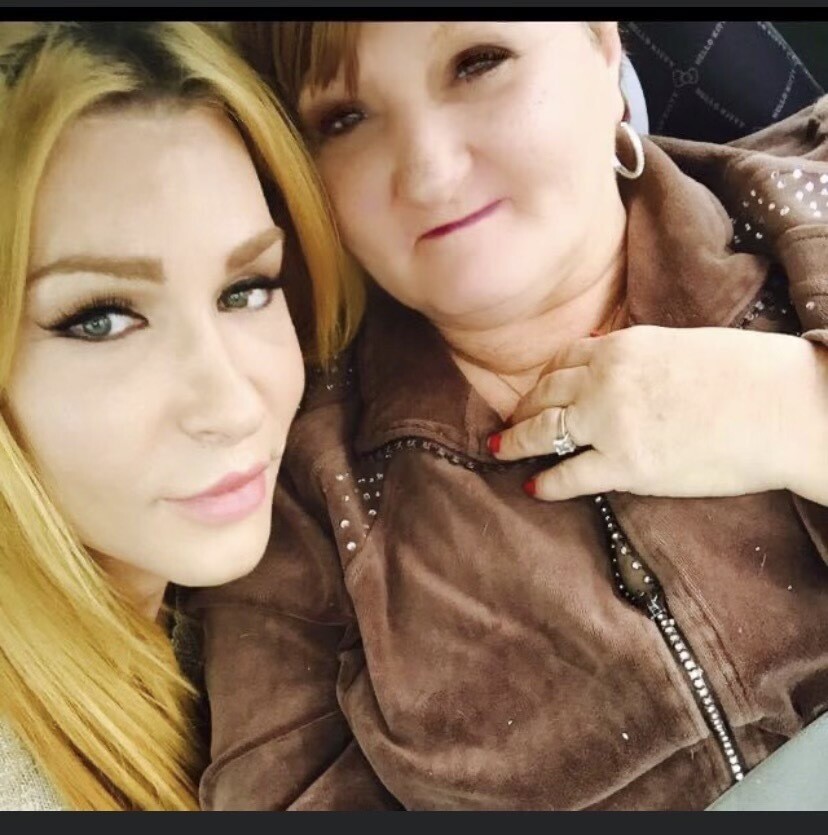 Kelly Loving and mother
