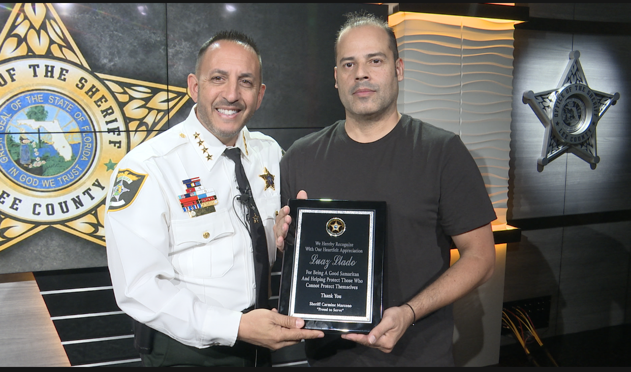 Family Dollar Employees receive plaque from LCSO