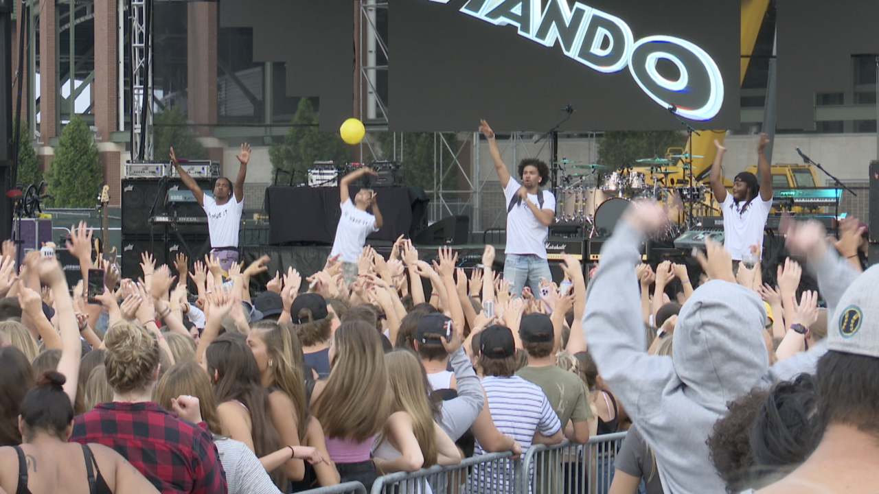 Flo Rida gives free concert at Titletown, takes stage nearly 2 hours late