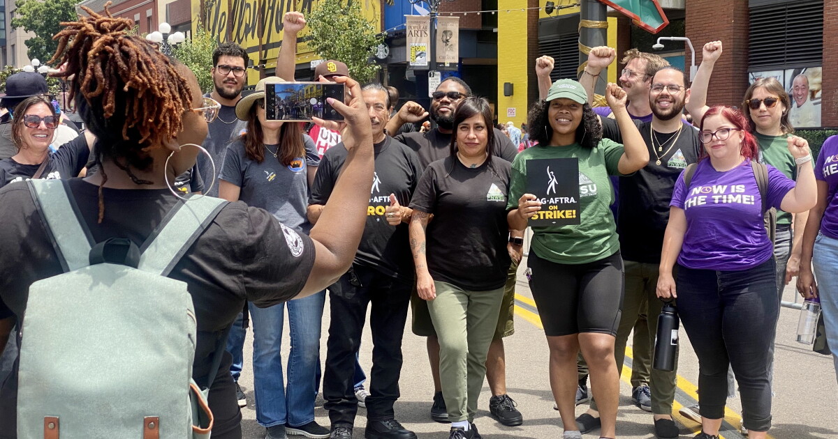 Actors strike outside of San Diego Comic-Con - Vimarsana News
