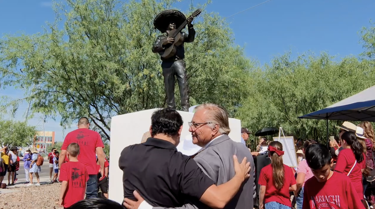 Luis Gustavo Mena, Dr. V statue