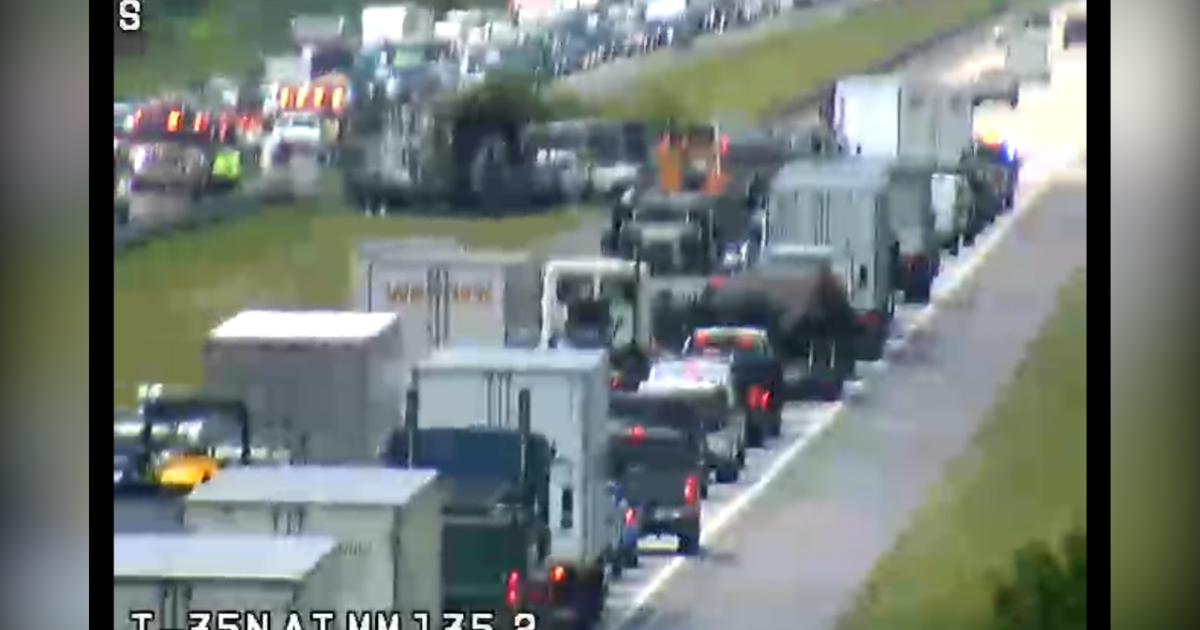 Crash on I-75 in Sarasota County leaves one lane open in each direction