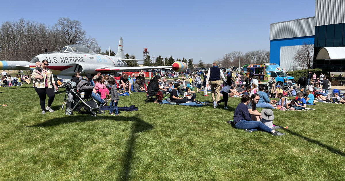 Solar eclipse draws hundreds to Air Zoo lawn - Vimarsana News