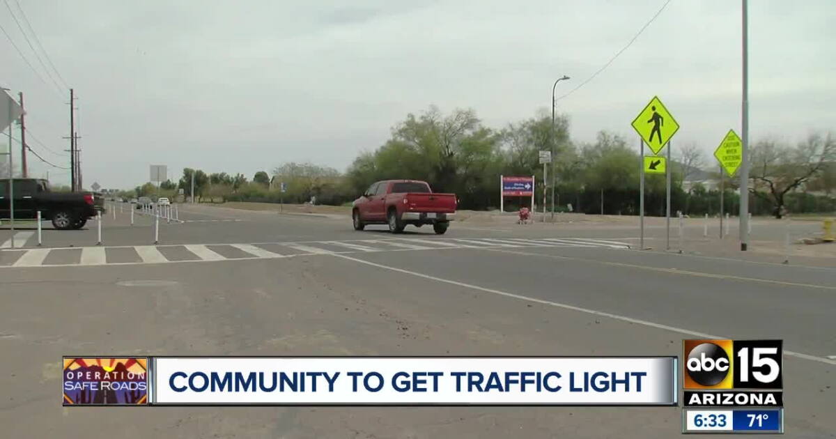 Arizona Intersection Traffic light coming to west Phoenix intersection