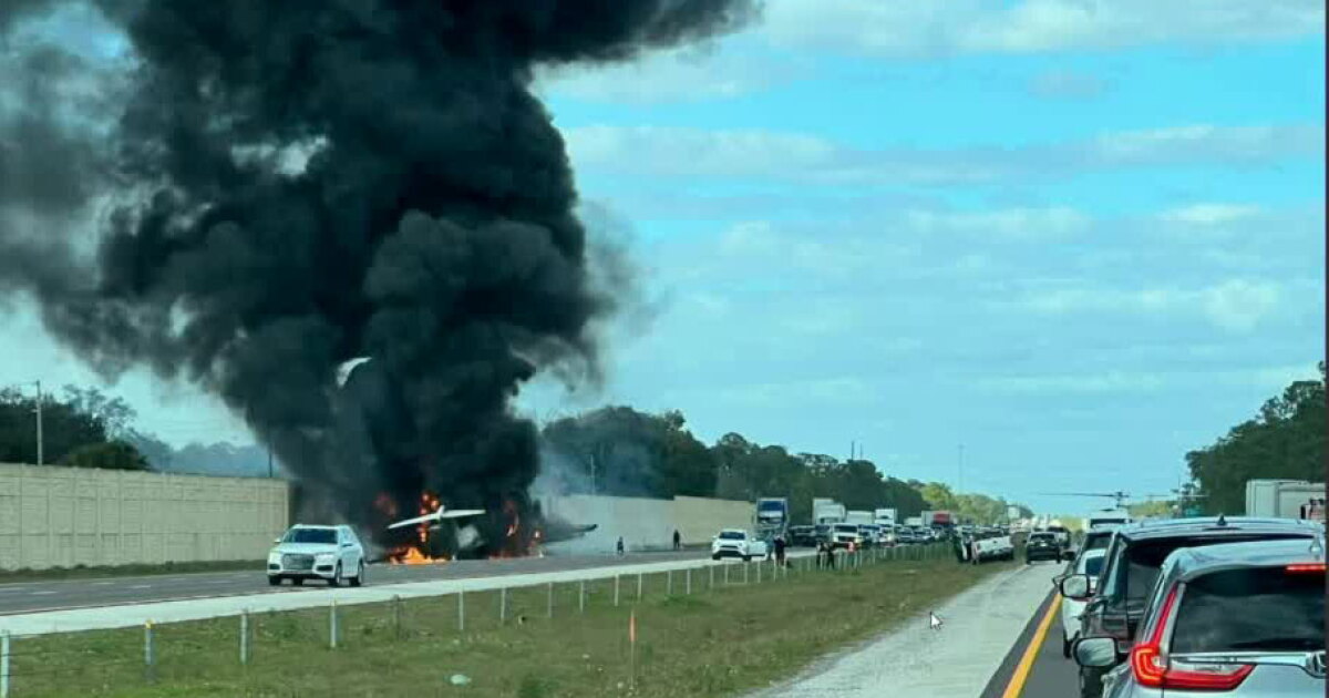 Small plane crashes into vehicle on I-75 in Florida - Vimarsana News
