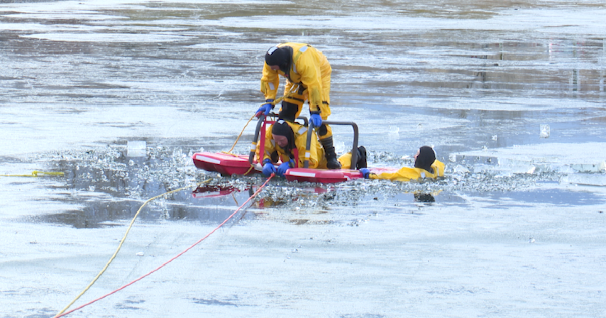 Firefighters train for ice rescues - Vimarsana News