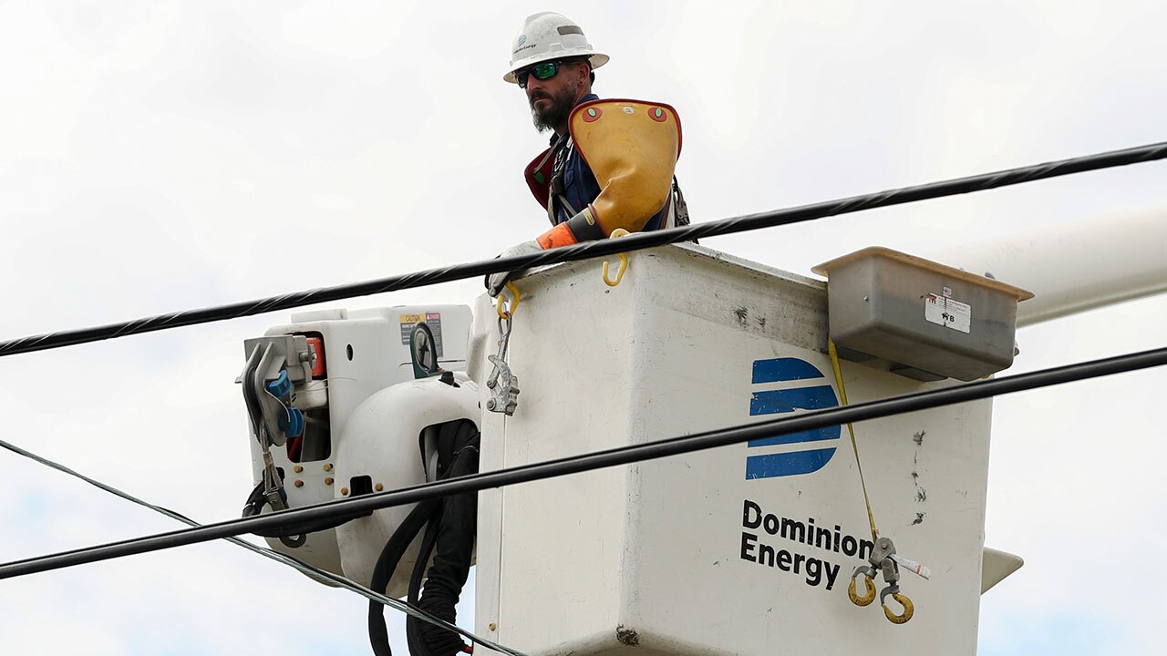  A Dominion Energy lineman lifts himself up to work on a power line in the aftermath of Hurricane Helene Sunday, Sept. 29, 2024, in North Augusta, S.C. 
