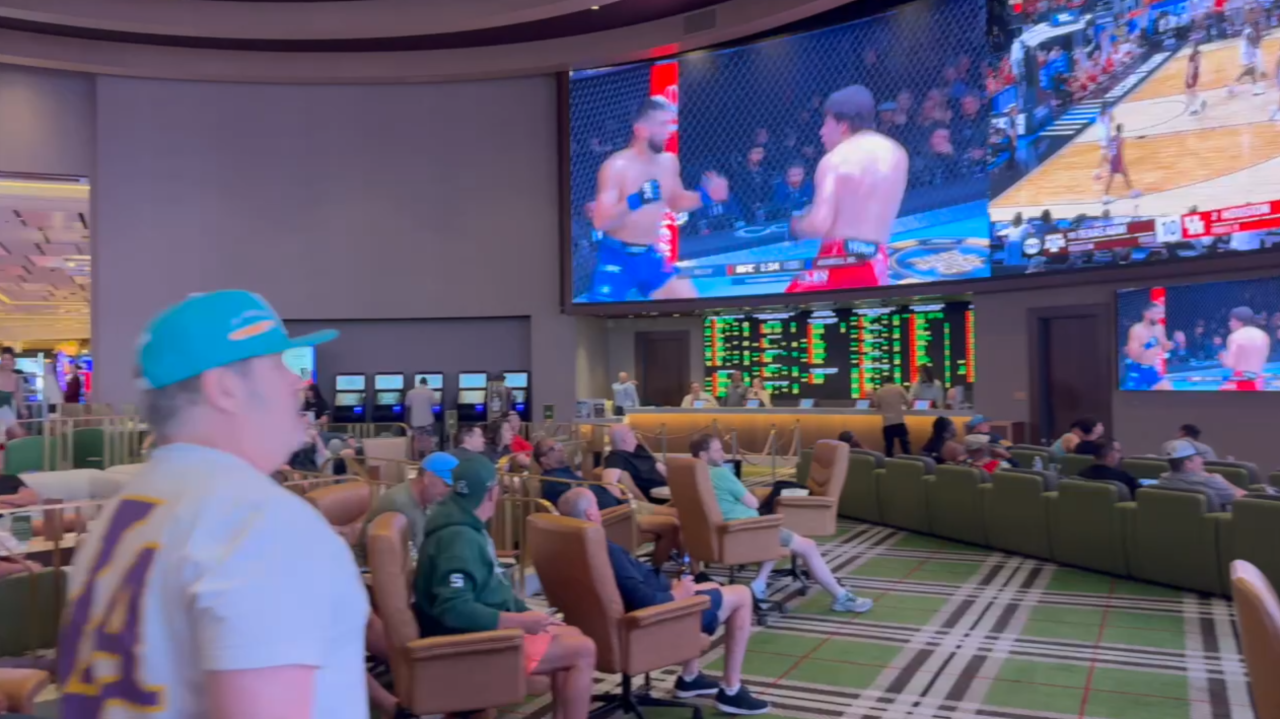 March Madness betting brings packed crowds, high energy to Las Vegas sportsbooks