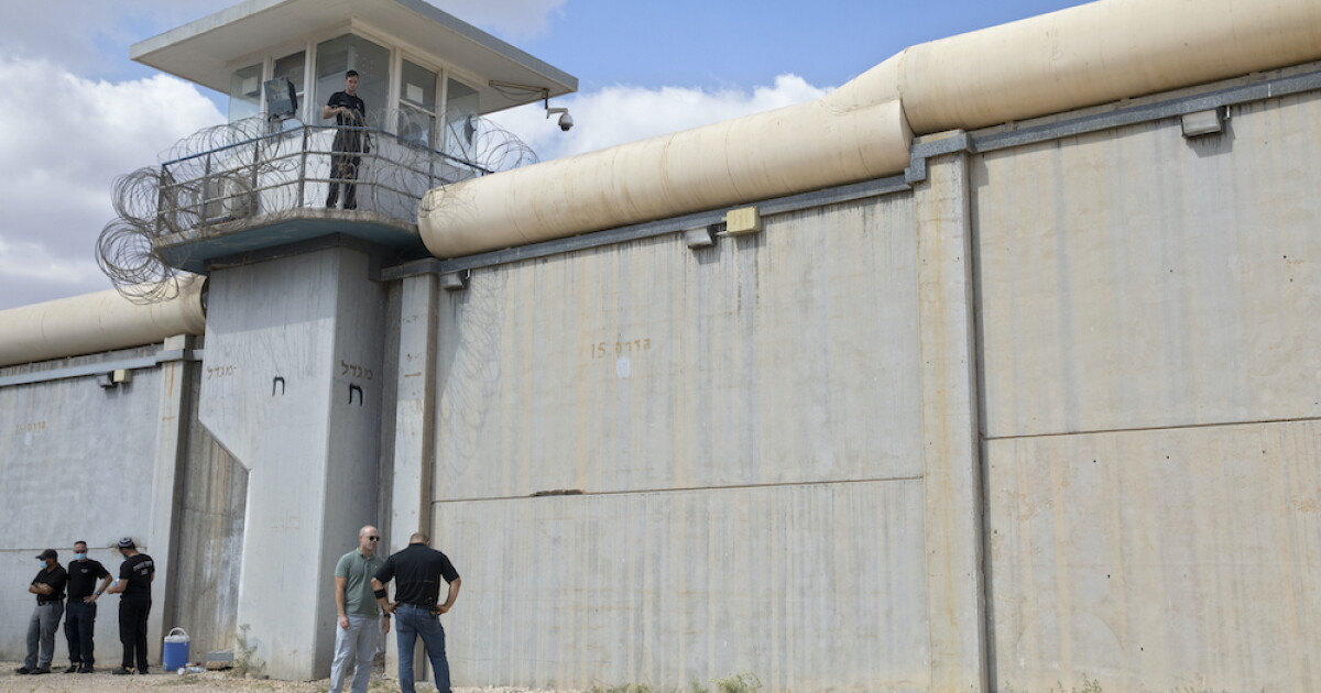 Israeli police launch manhunt after 6 prisoners break out