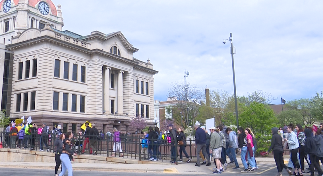 Roe V. Wade: Green Bay protestors rally for abortion rights