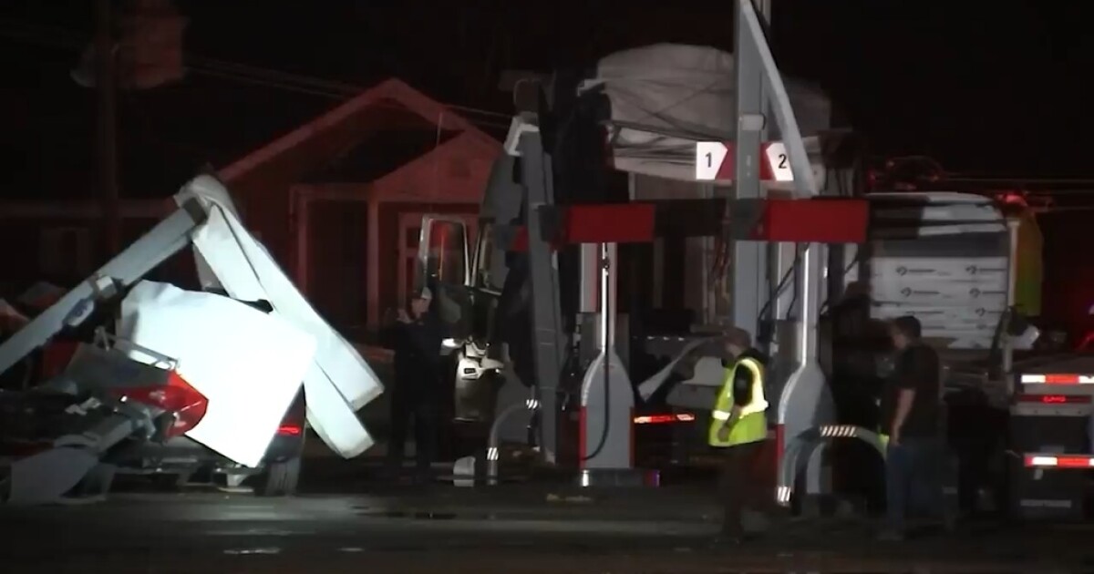 2 dead as tornadoes sweep through Midwest