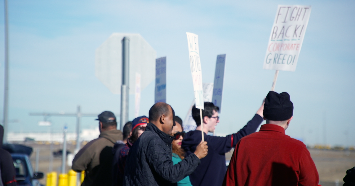 Denver Uber and Lyft drivers stage protest over pay at DIA