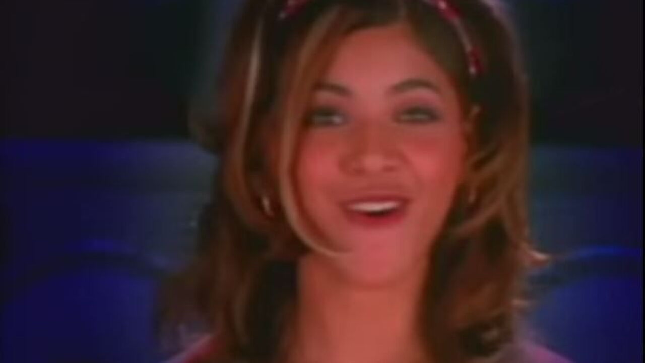 Hot on the Web: Baby-Faced Beyoncé is a Backup Singer