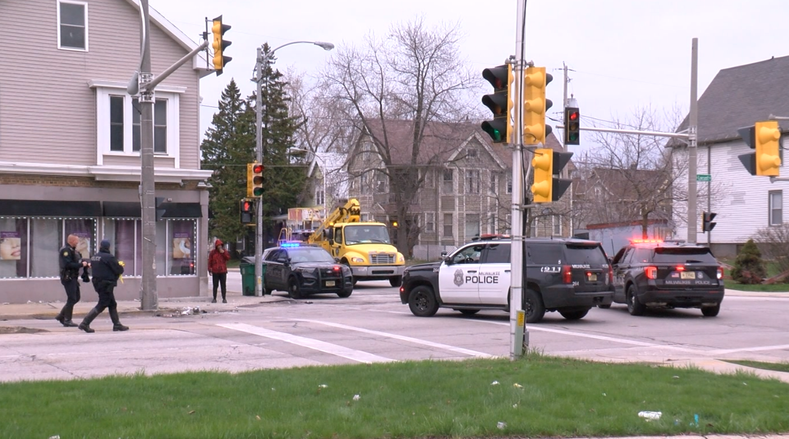 VIDEO: Driver runs red light, crashes into MPD squad car near Locust ...