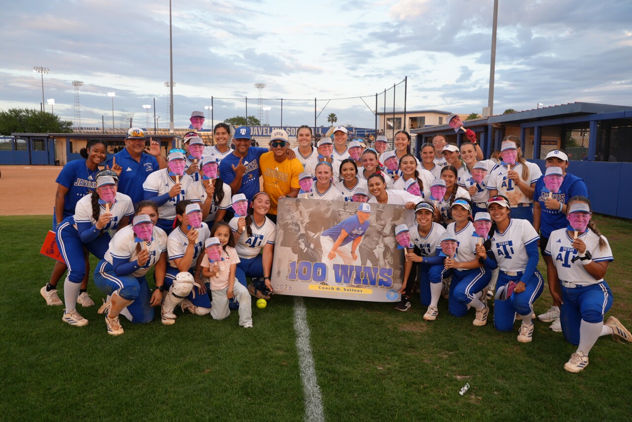Javlinas win 6-5 in extra innings, Orlando Salinas earns 100th career win