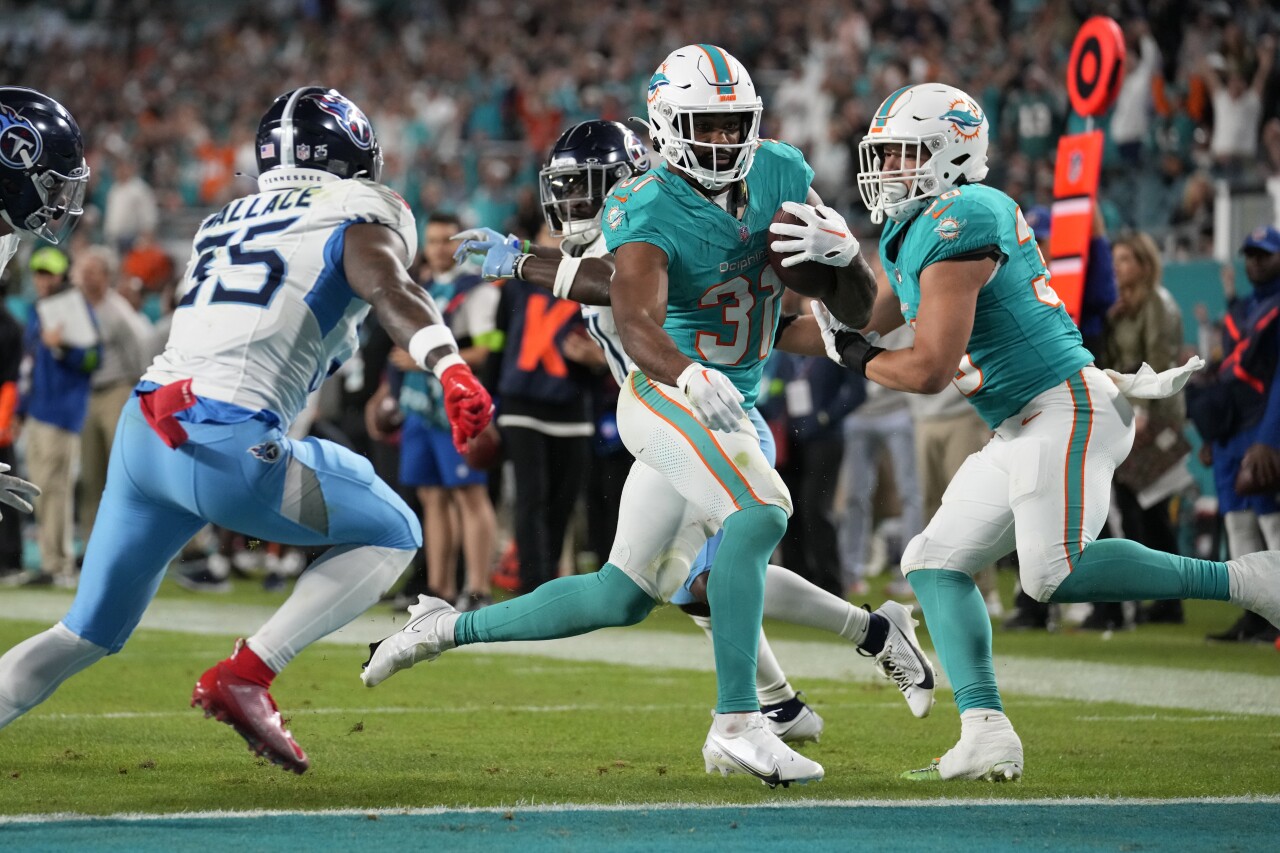 Miami Dolphins running back Raheem Mostert scores TD in fourth quarter vs. Tennessee Titans, Dec. 11, 2023