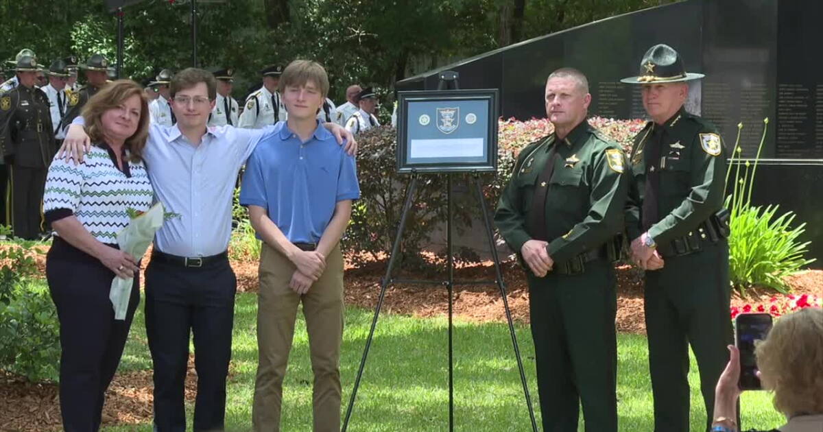 Neighbors gather at FSA Headquarters in NE Tallahassee to honor fallen officers - Vimarsana News