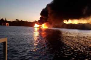 Boat fire Bokeelia 3.jpg