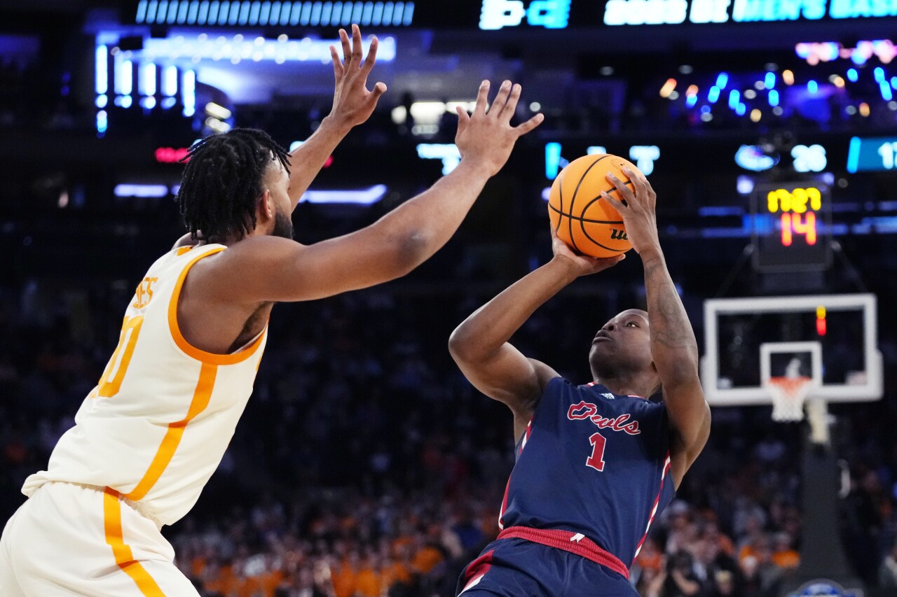 Florida Atlantic Owls guard Johnell Davis shoots over Tennessee Volunteers guard Josiah-Jordan James in second half of Sweet 16 of NCAA tournament, March 23, 2023