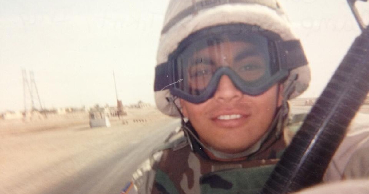 Iraq veteran возвращается, чтобы отдать дань уважения группе, которая помогла ему в начале пути.