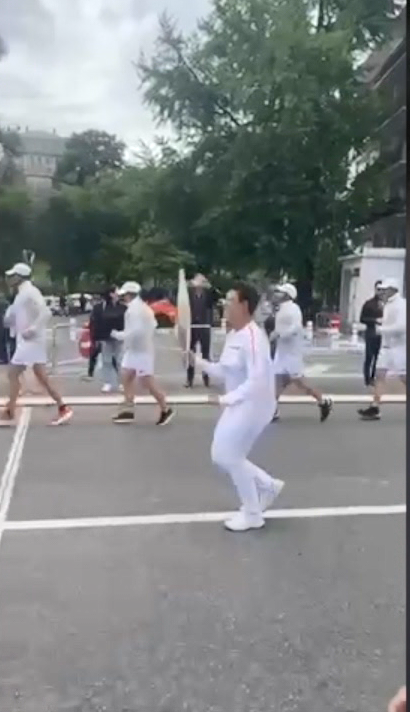 Académie Lafayette students experience Olympic Torch relay in France