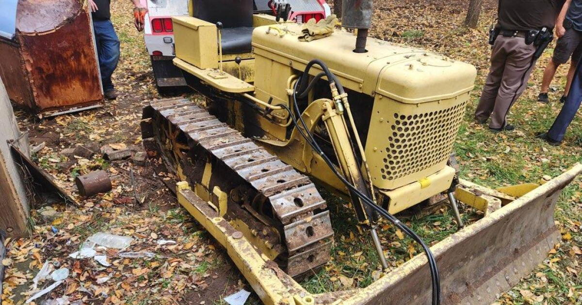 Van Buren County man seriously hurt after being pinned under bulldozer - Vimarsana News