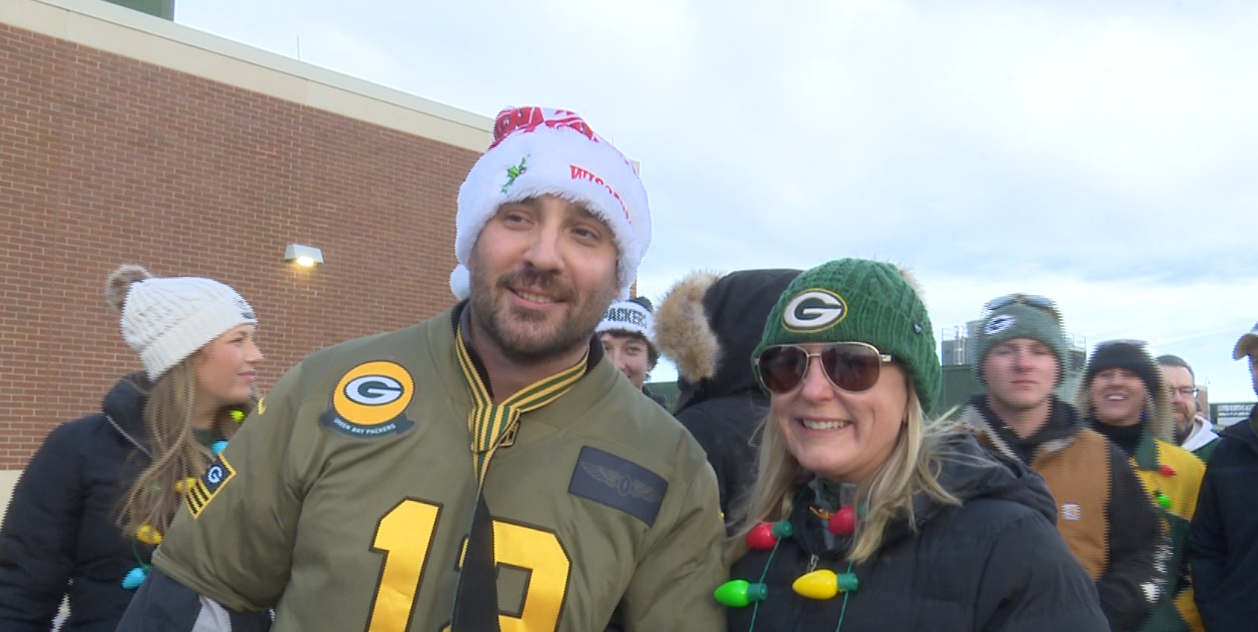 Packers vs. Browns: Fans celebrate Christmas at Lambeau Field