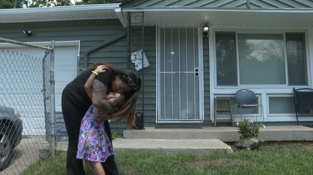 loresly and yamelet aguilera hug.jpg